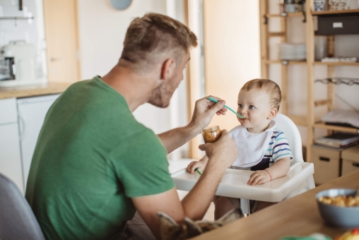 Baby wird gefüttert