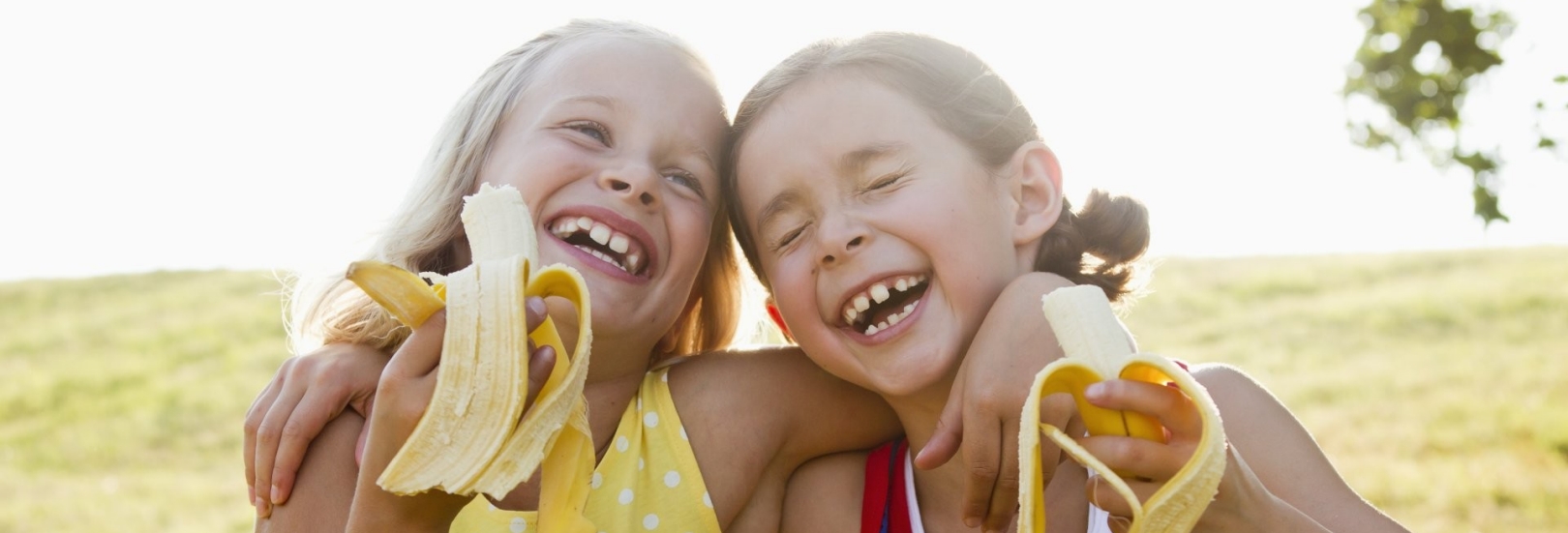 Mädchen essen Bananen