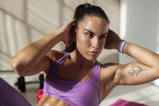 Frau im Fitnessstudio