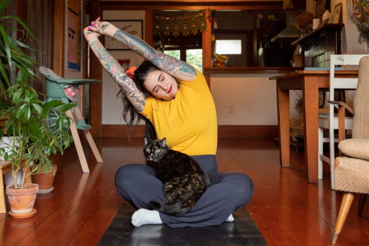 Frau mit Katze