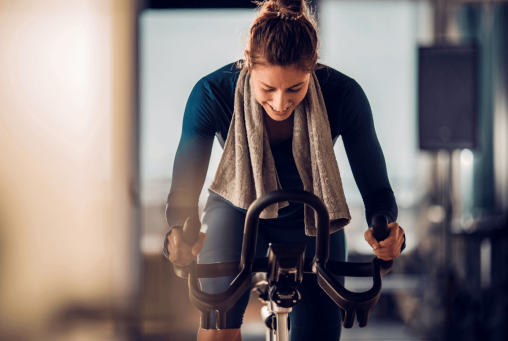 Frau beim Cycling