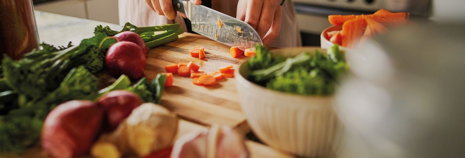 essen-closeup-gemuese-haende-messer