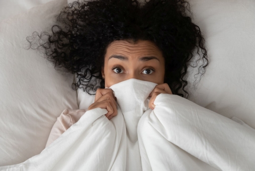 albtraum frau bett schlafen