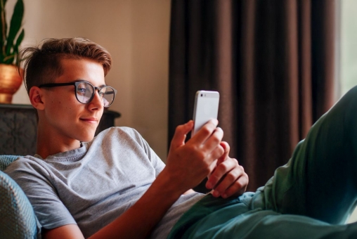 Teenager auf dem Sofa