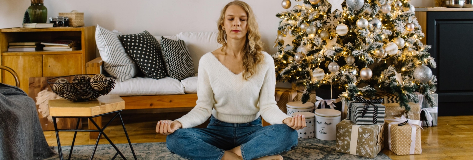 Yoga am Weihnachtsbaum