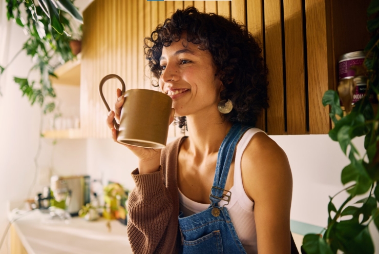 Frau trinkt aus Tasse