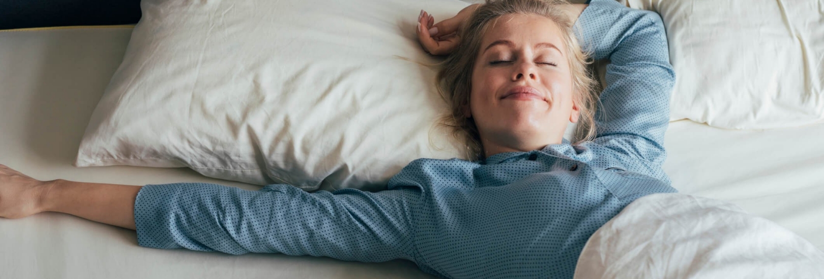 Frau liegt im Bett