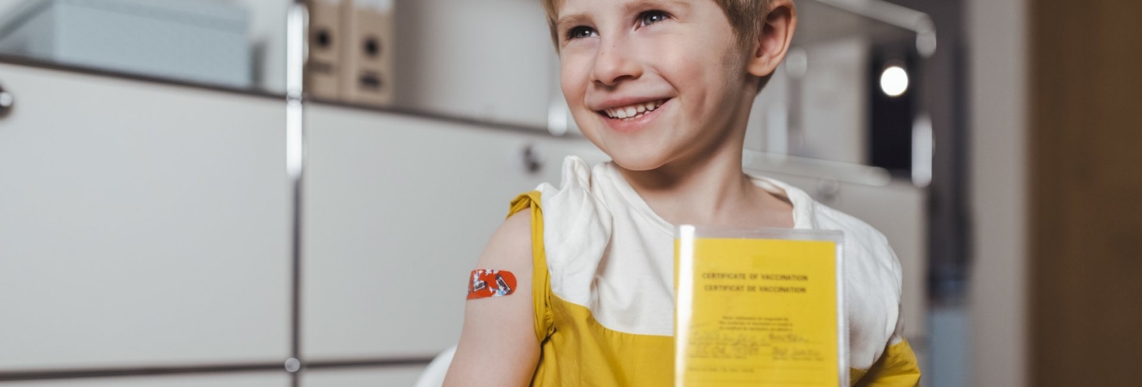 Kind hält ein Buch