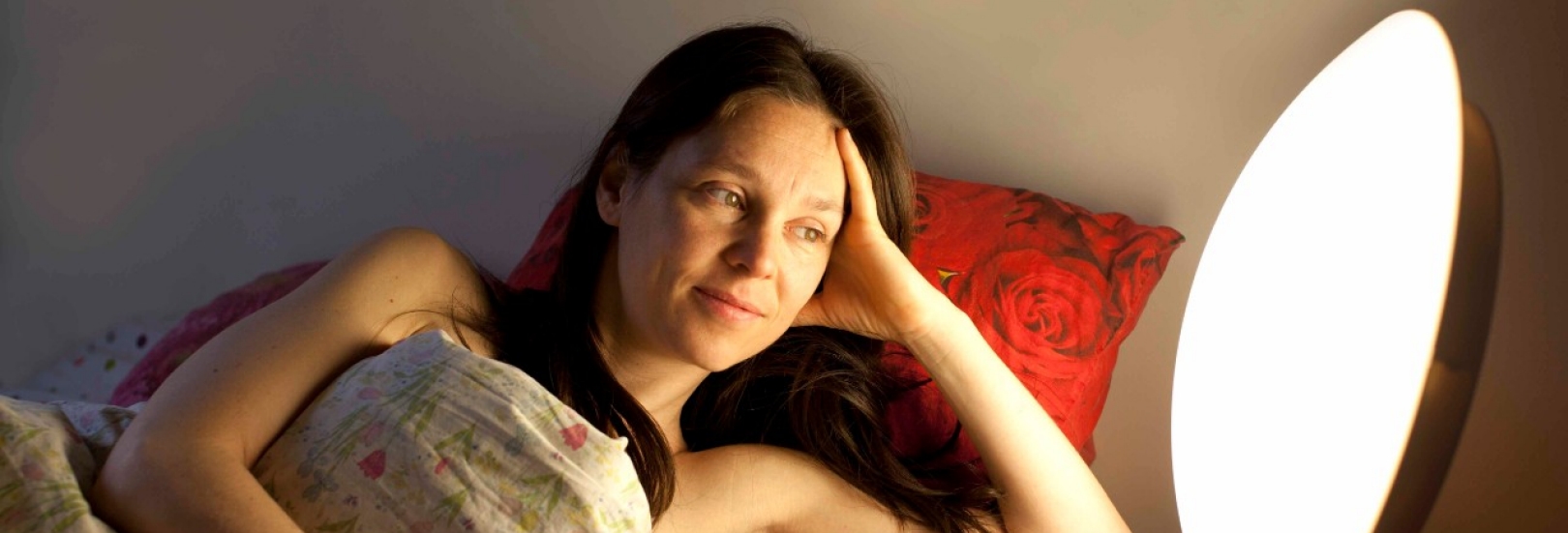 Frau macht Lichttherapie