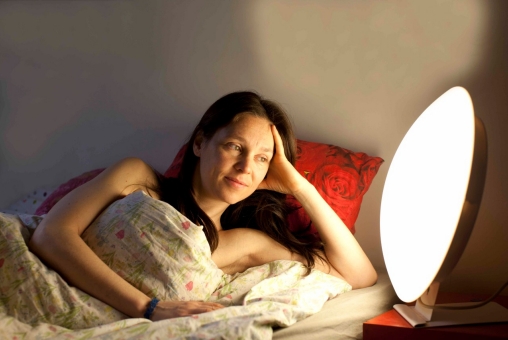 Frau macht Lichttherapie