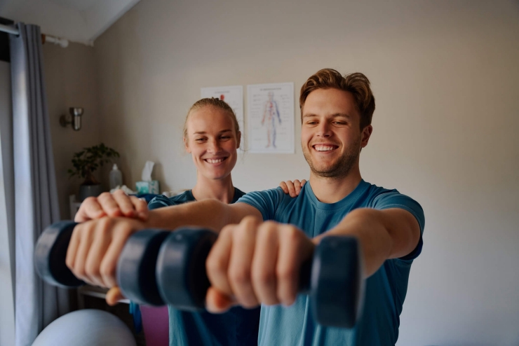 Junger Mann bei der Physiotherapie