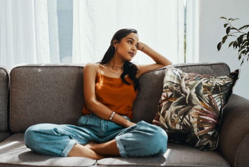 Frau auf Sofa