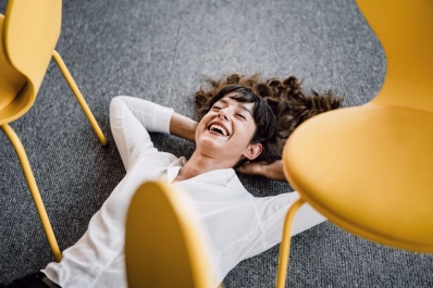 Frau im Büro macht Pause
