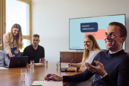 Teammeeting mit mehreren Kolleginnen und Kollegen