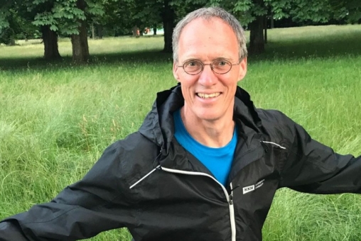 Dieter Baumann bei Dehnübung