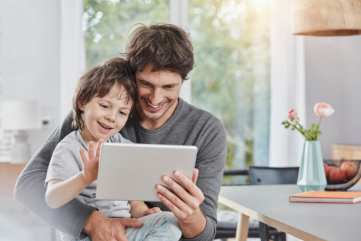 Vater und Sohn am Tablet