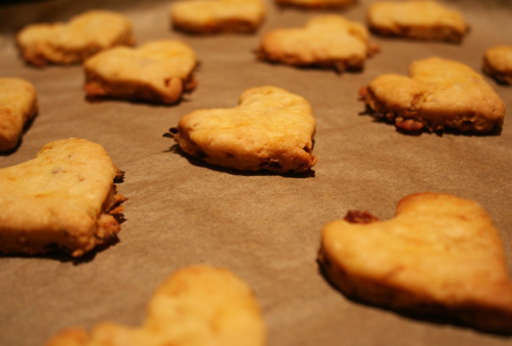 Die veganen Hundeleckerlis vollständig erkalten lassen.