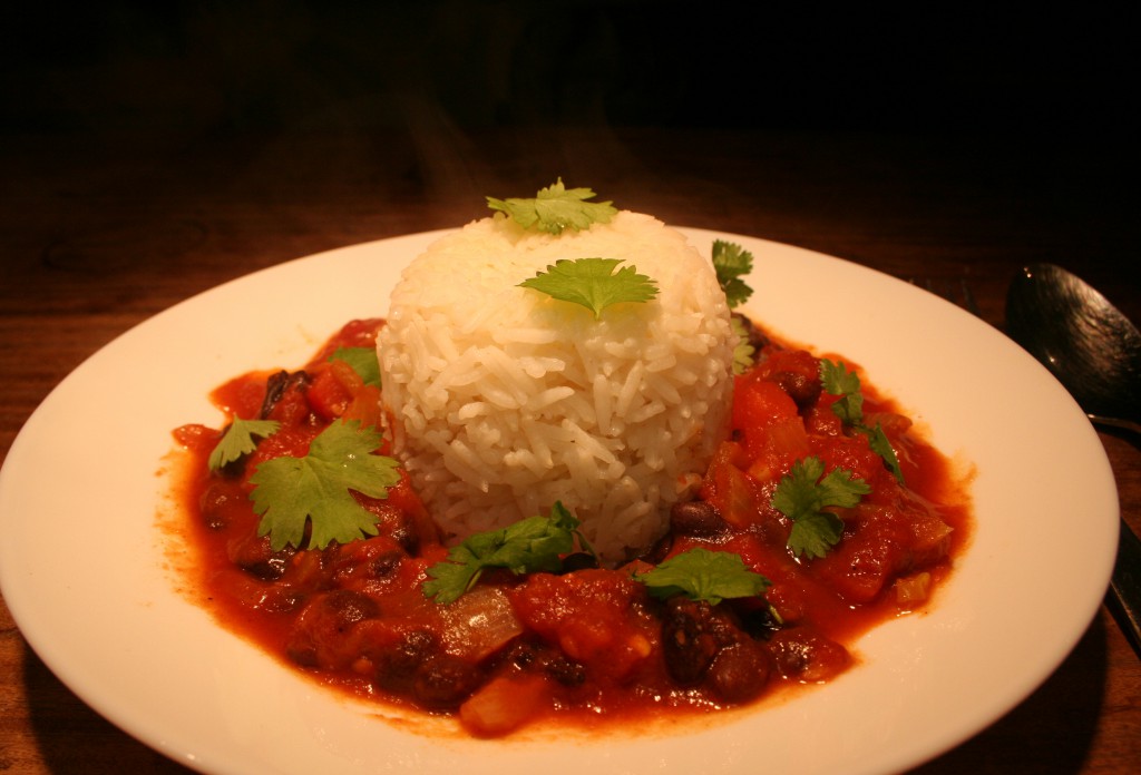 Kreolisches Schwarze Bohnen Chili mit Reis auf einem Teller