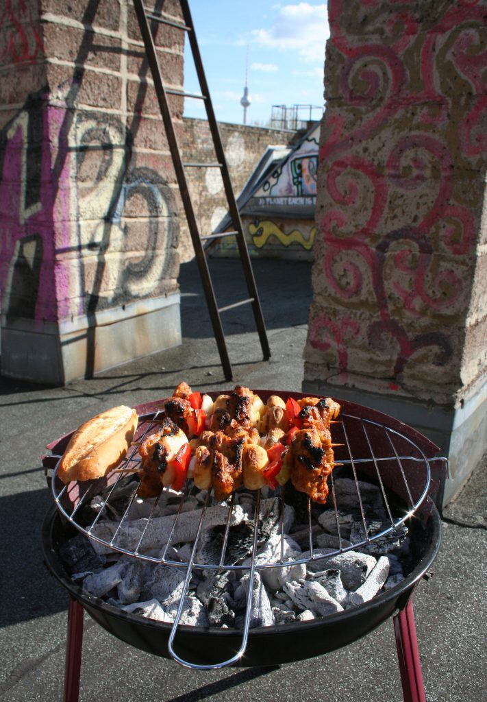 Auf Daily Vegan findest Du viele Rezepte für pflanzliches Vleisch und für's vegane Grillen.