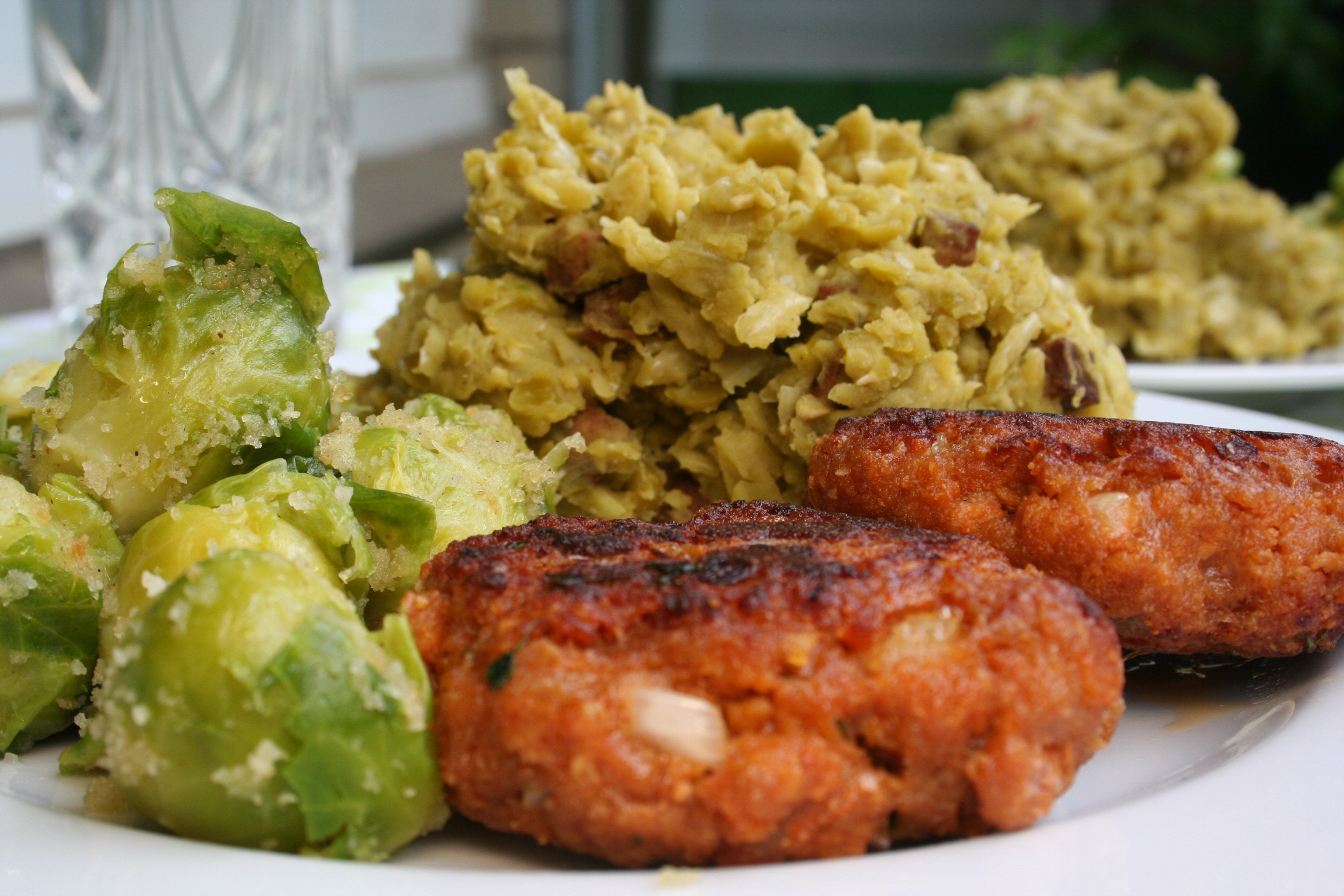 Lecker kross gebratene, vegane Buletten mit Erbsmus und Rosenkohl