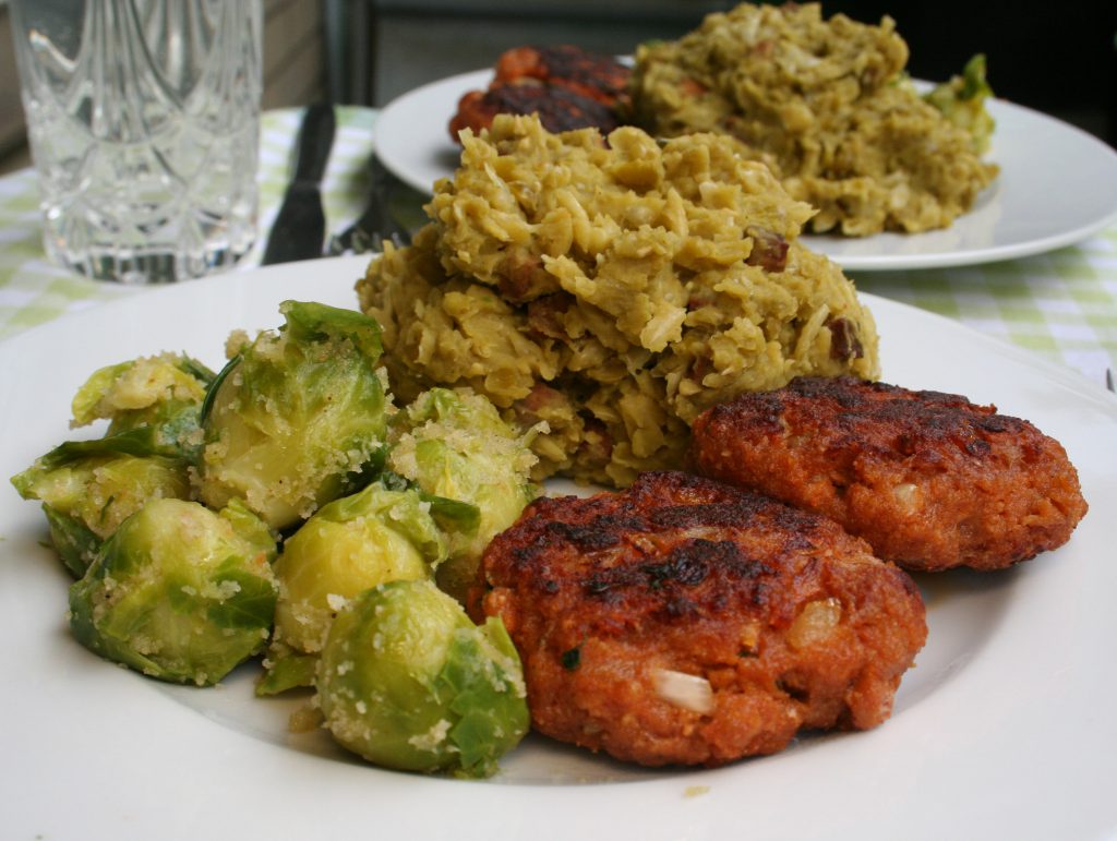 Diese Mahlzeit ist eine wahre Proteinbombe: vegane Buletten mit Erbsmus und Rosenkohl