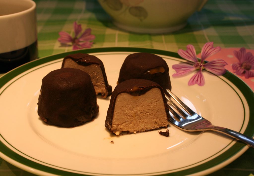 Veganes Schoko-Karamell-Eiskonfekt im Anschnitt