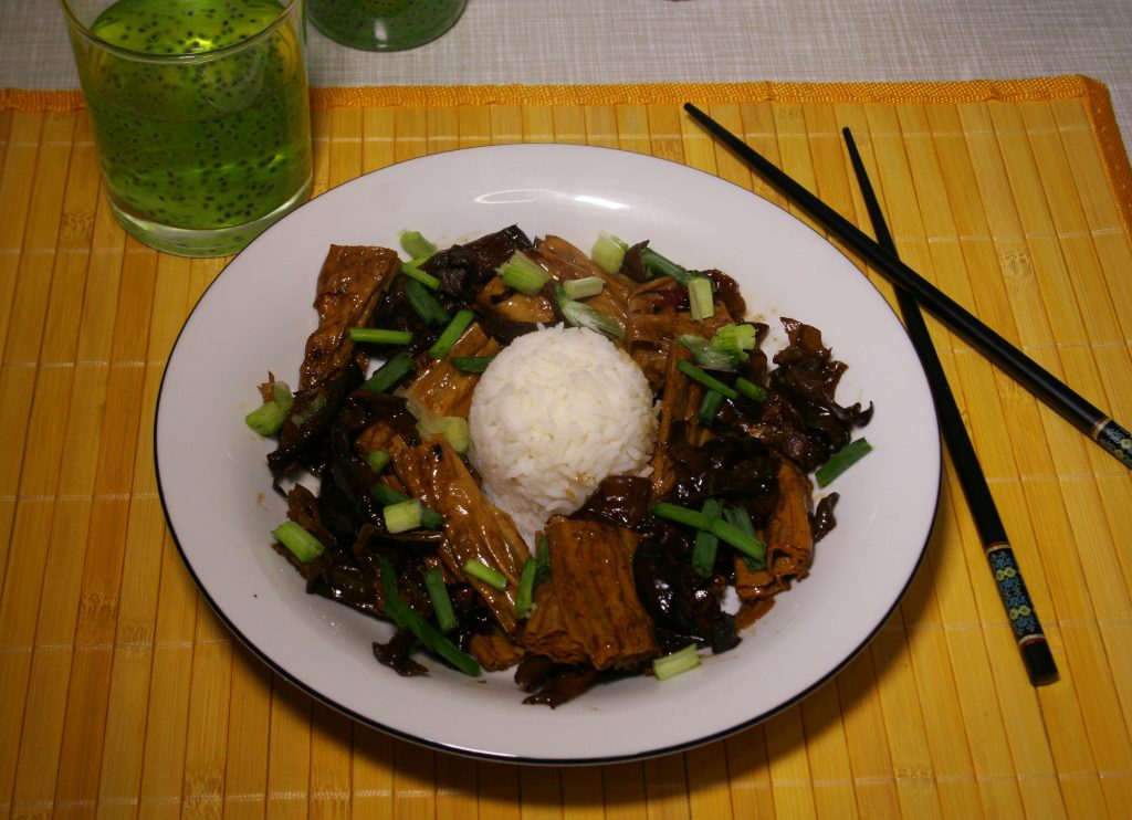 Chinesisches geschmortes Yuba mit Pilzen
