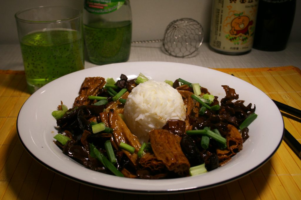 Chinesisches geschmortes Yuba mit Pilzen