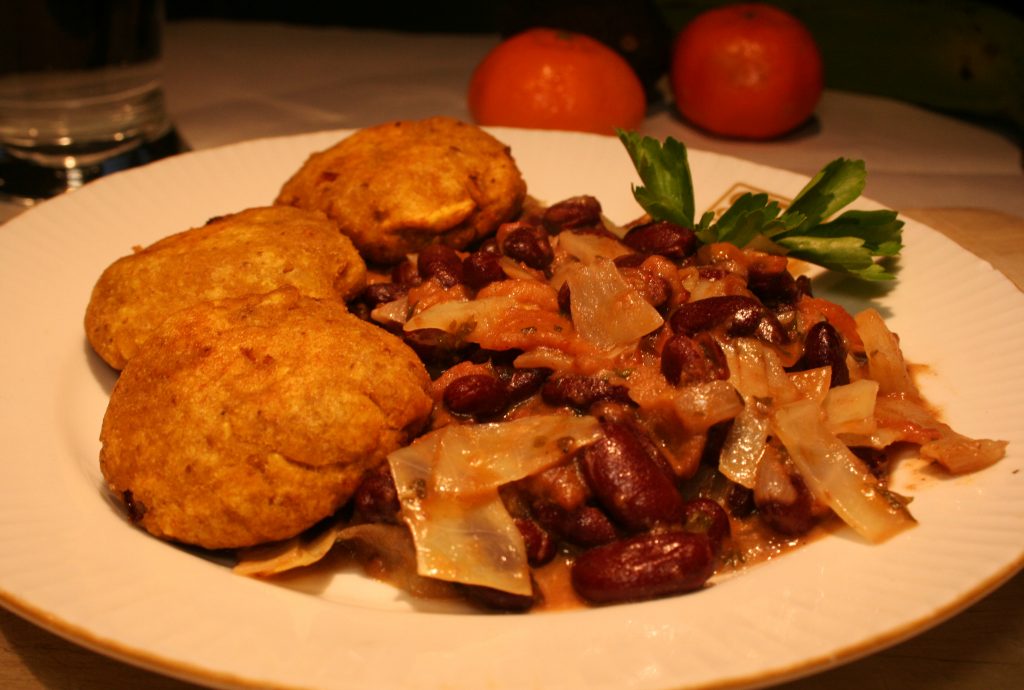 Plantain-Bouletten mit Schmorbohnen