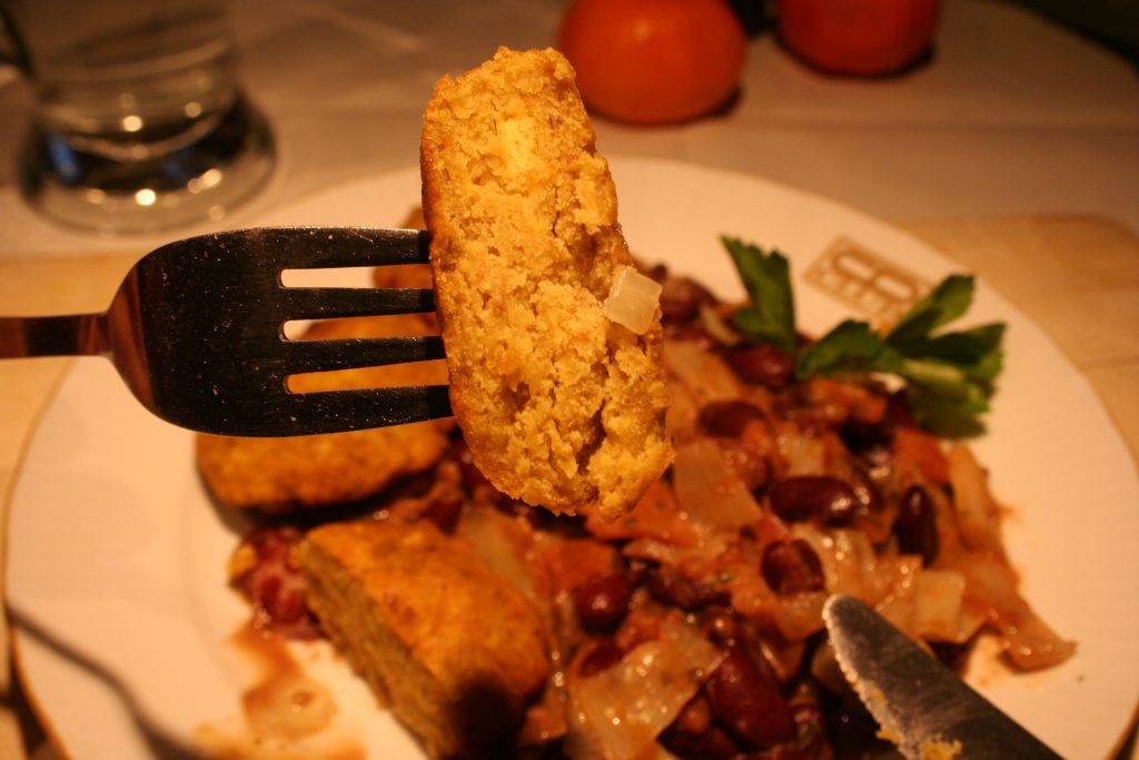 Plantain-Bouletten mit Schmorbohnen