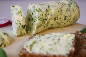 Bärlauchbutter mit Brot auf einem Holzbrett