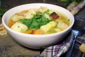 meine leichte Frühlingssuppe mit frischem Gemüse und feinen Bärlauch-Grießklößchen.