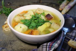 meine leichte Frühlingssuppe mit frischem Gemüse und feinen Bärlauch-Grießklößchen.