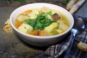 meine leichte Frühlingssuppe mit frischem Gemüse und feinen Bärlauch-Grießklößchen.