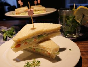 Cremige Gurken-Sandwiches mit 'Lachs'