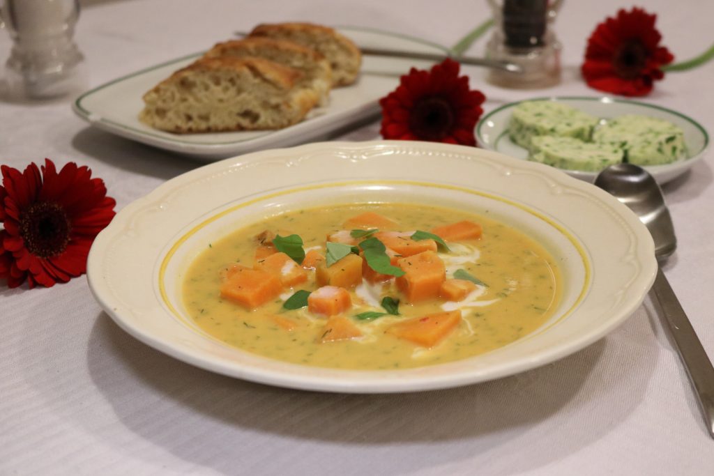 Süßkartoffel-Kokos-Suppe in einem antiken tiefen Teller