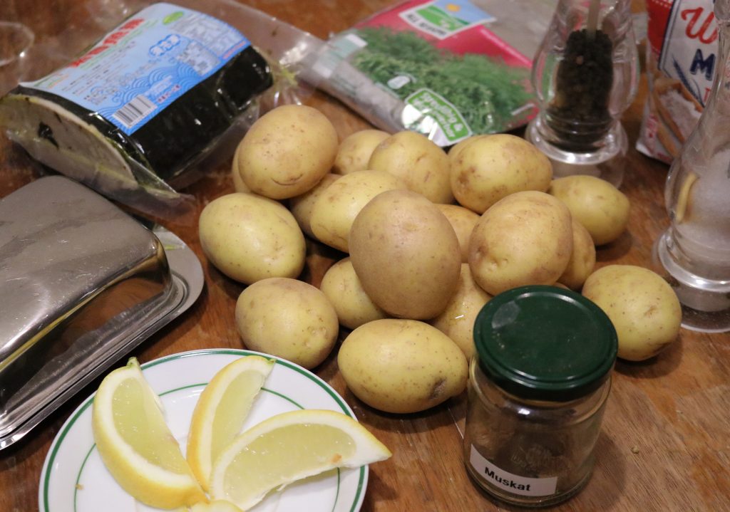 Kartoffeln, Zitrone und eine asiatische, gekaufte Fischalternative.