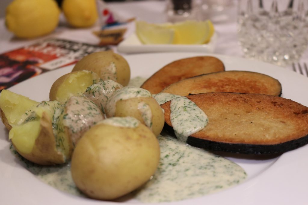 Gekaufte vegane Fischfilets mit meiner Dillsoße und Kartoffeln
