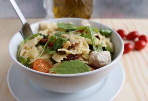 Mediterraner Nudelsalat