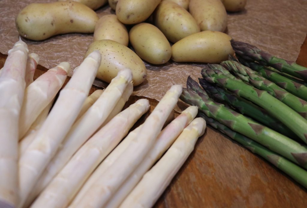 Frische Zutaten für die Frühlingsküche mit Spargel