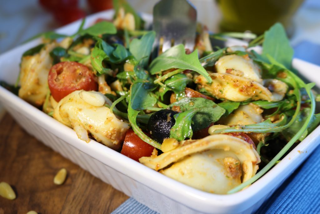Blitzschneller Tortellini-Salat mit selbstgemachtem Pesto