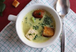 Brokkoli-Curry-Cremesuppe mit Kokosmilch und Croutons