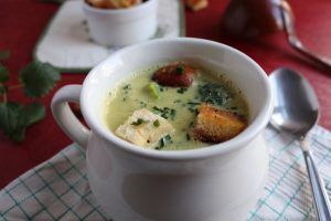 Brokkoli Curry Cremesuppe in einer Suppentasse mit Croutons