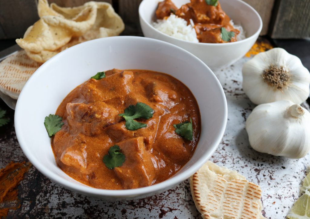 Chicken Makhani ist ein indisches Gericht mit Hühnchen in einer relativ milden Butter-Currysauce.