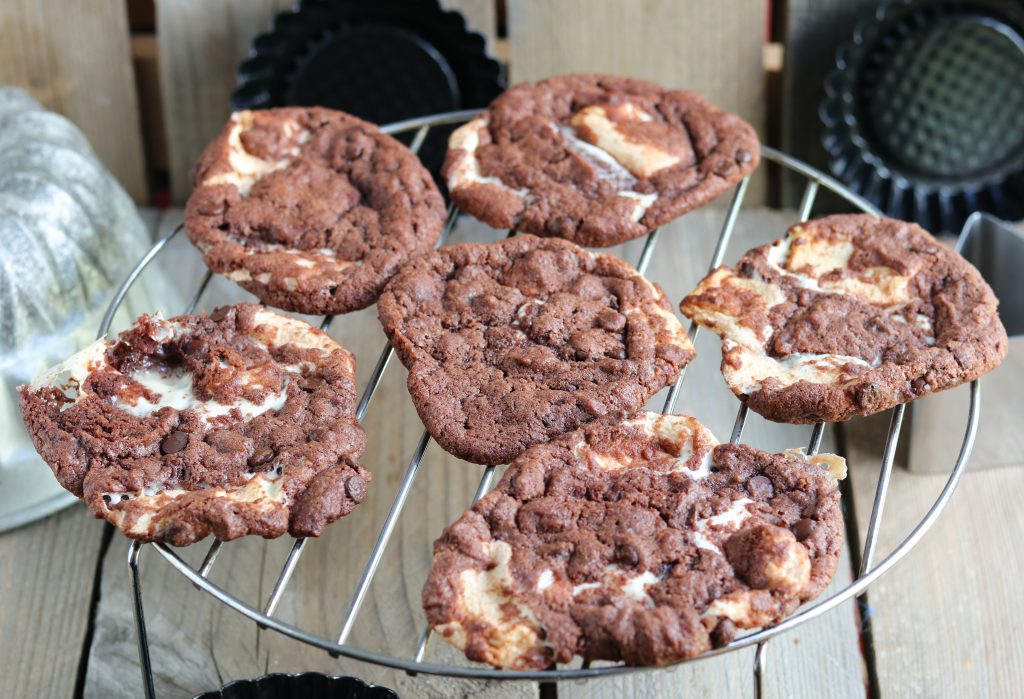 Double Chocolate Chip Marshmallow Clouds auf einem Rost auskühlen lassen.