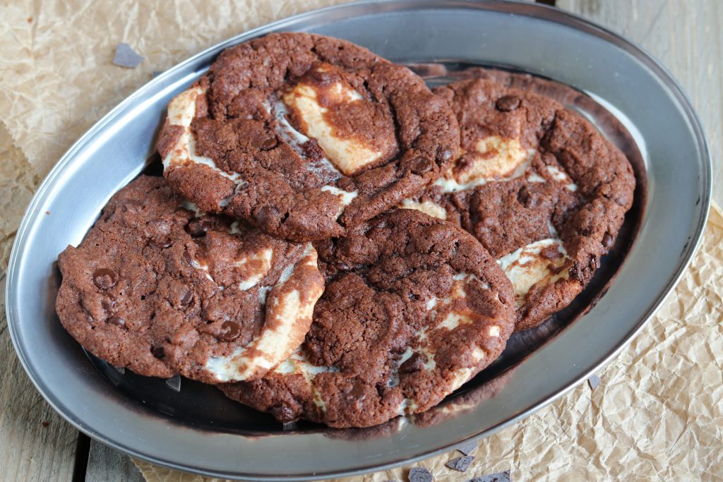 Double Chocolate Chip Cookies mit Marshmallows im Teig