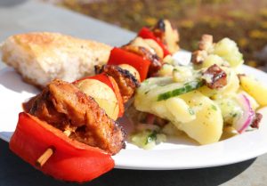 Vegane Grillspieße mit mariniertem Seitan, Pilzen und Gemüse
