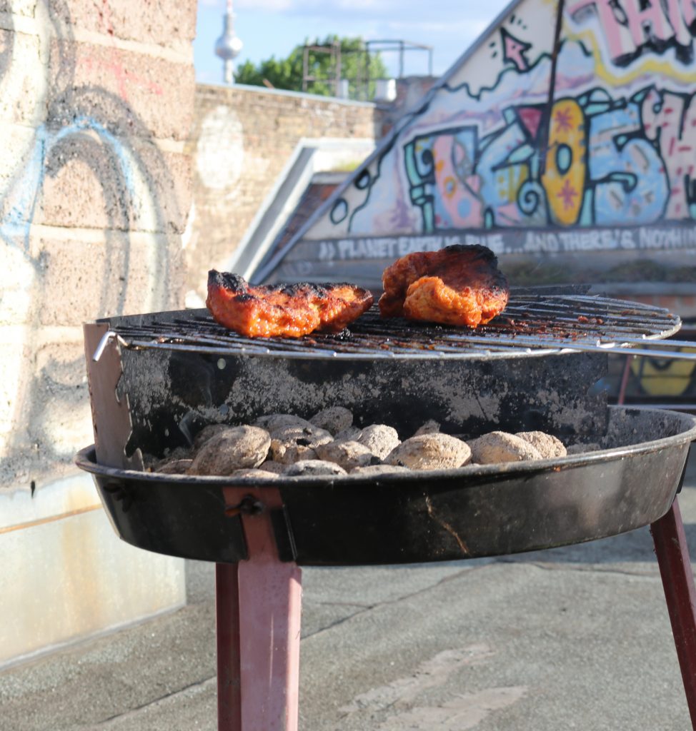 3. Das vegane GrillVleisch auf dem Grill auf meinem ehemaligen Dach in Berlin. Im Hintergrund der Fernsehturm.