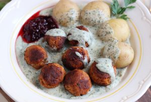 Vegane Köttbullar mit Dillsauce, Pellkartoffeln und Preiselbeeren