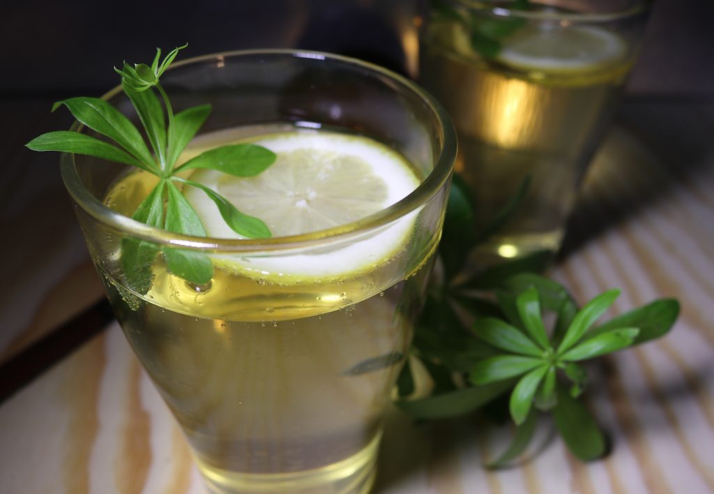 Maibowle im Glas mit frischem Waldmeister